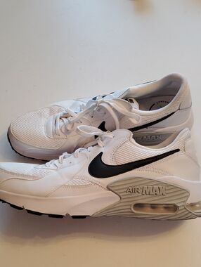 Nike White and Black Air Max Low-Top Sneakers